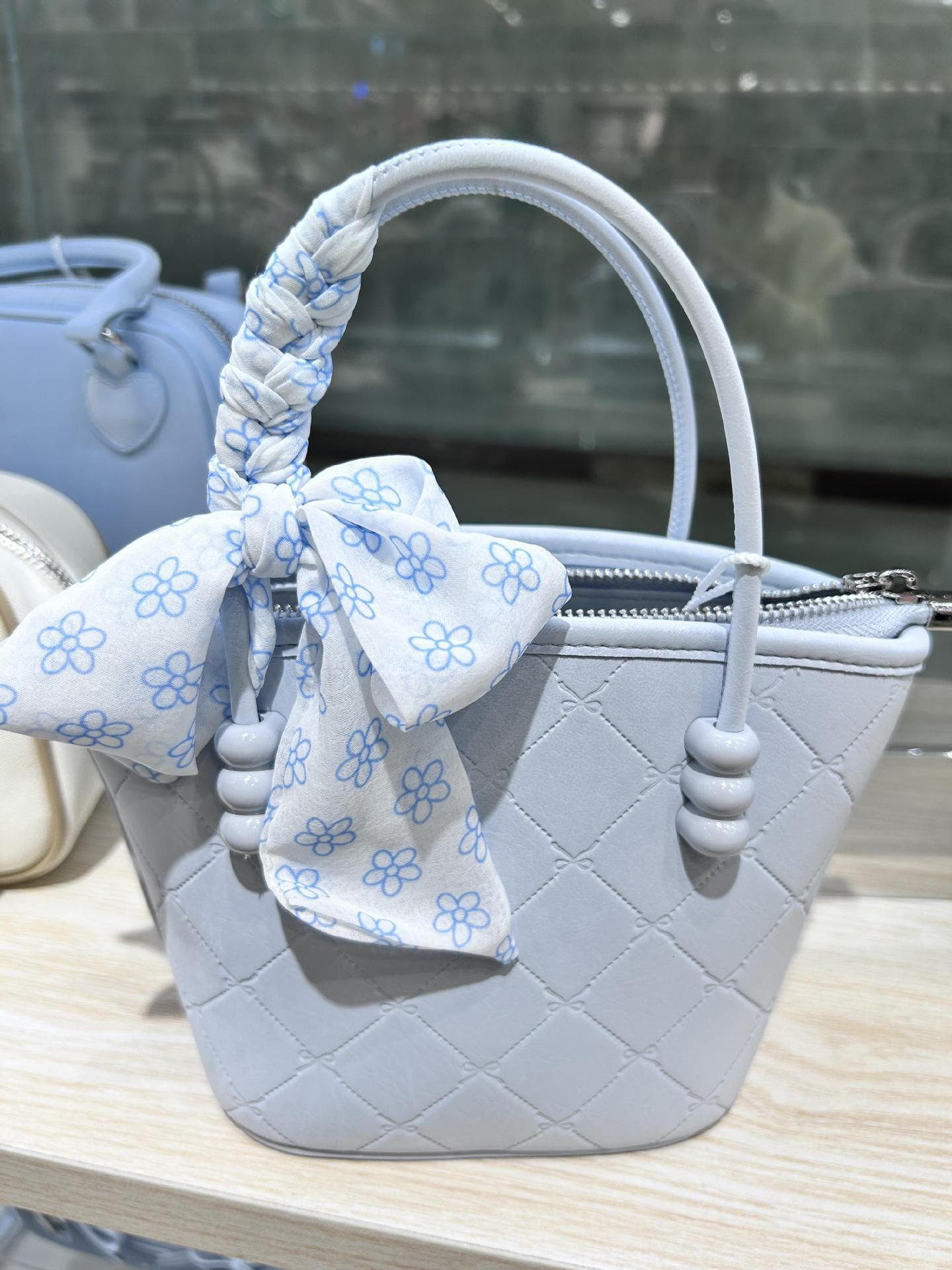 2025S Fashion Designer New Light Luxury Niche High End Fashion Versatile Commuting Large Capacity Hand Held Single Shoulder Women S Crossbody Bag