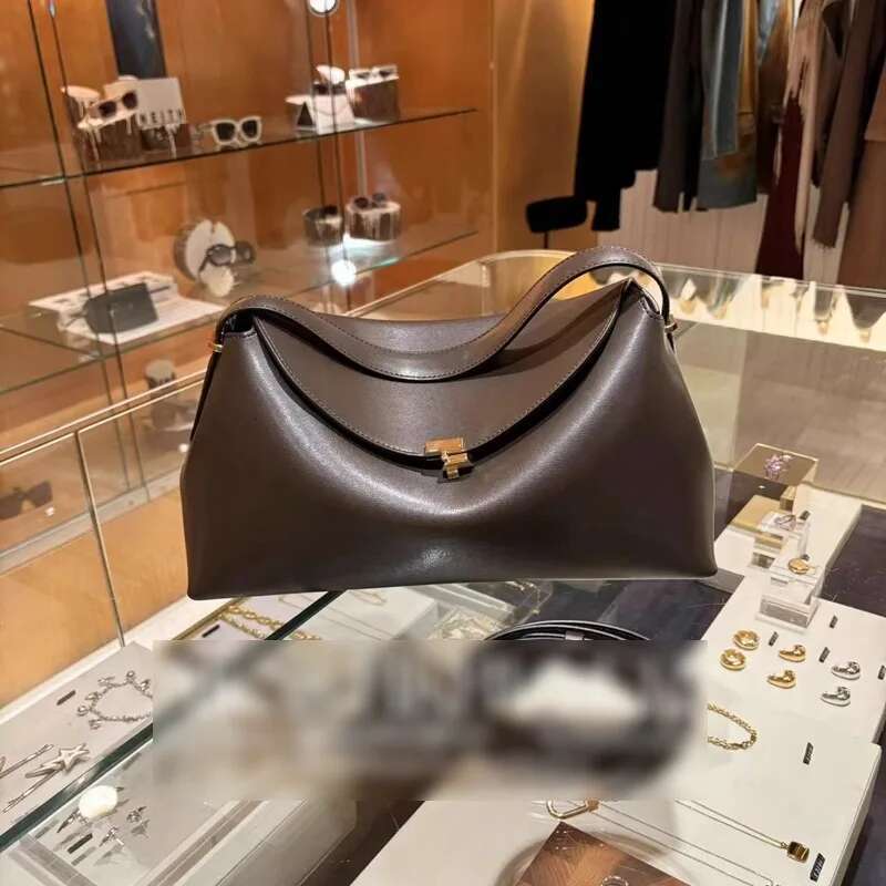High Texture Crossbody Handbag 2024 New Large Capacity Fashion Light Niche Cowhide Single Shoulder Commuter Woman Bag