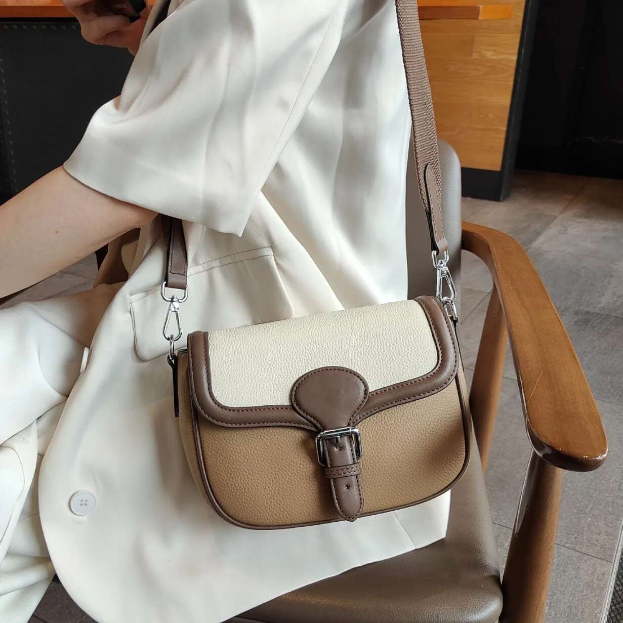 New Hit Color Retro Stylish Small Saddle First Layer Cow Leather Women Crossbody Wide Strap Ladies Shoulder Bag