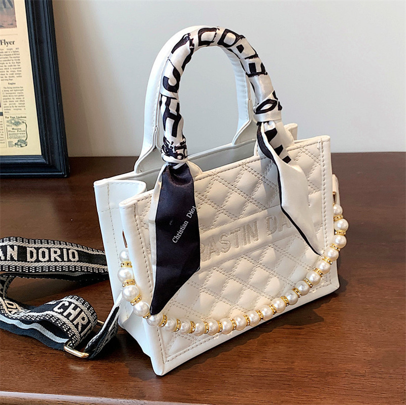 Free shipping 2025 new designer bag fashionable commuting large capacity diamond grid crossbody bag single shoulder tote bag for women white