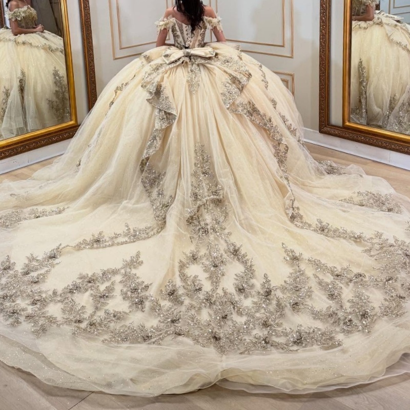 Champagne Shiny Princess Quinceanera Dresses Appliqued Lace Beads Tull Bow Sweet 16 Dress Sweetheart Off Shoulder Ball Gown Vestidos De 15 Anos
