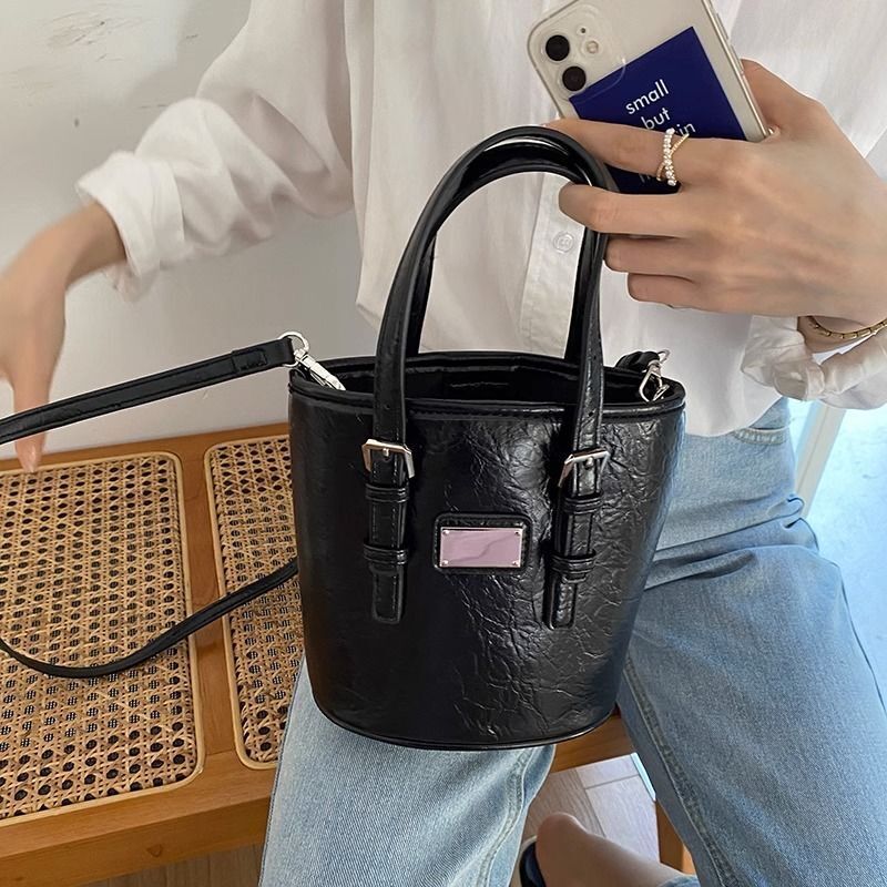 2025S Fashion Designer Handheld Korean Water Bucket Bag For Women New Trendy And High End Niche Design Hand Held Commuting Bag Crossbody