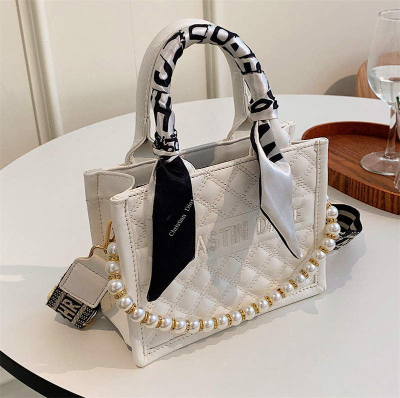 Free shipping 2025 new designer bag fashionable commuting large capacity diamond grid crossbody bag single shoulder tote bag for women white