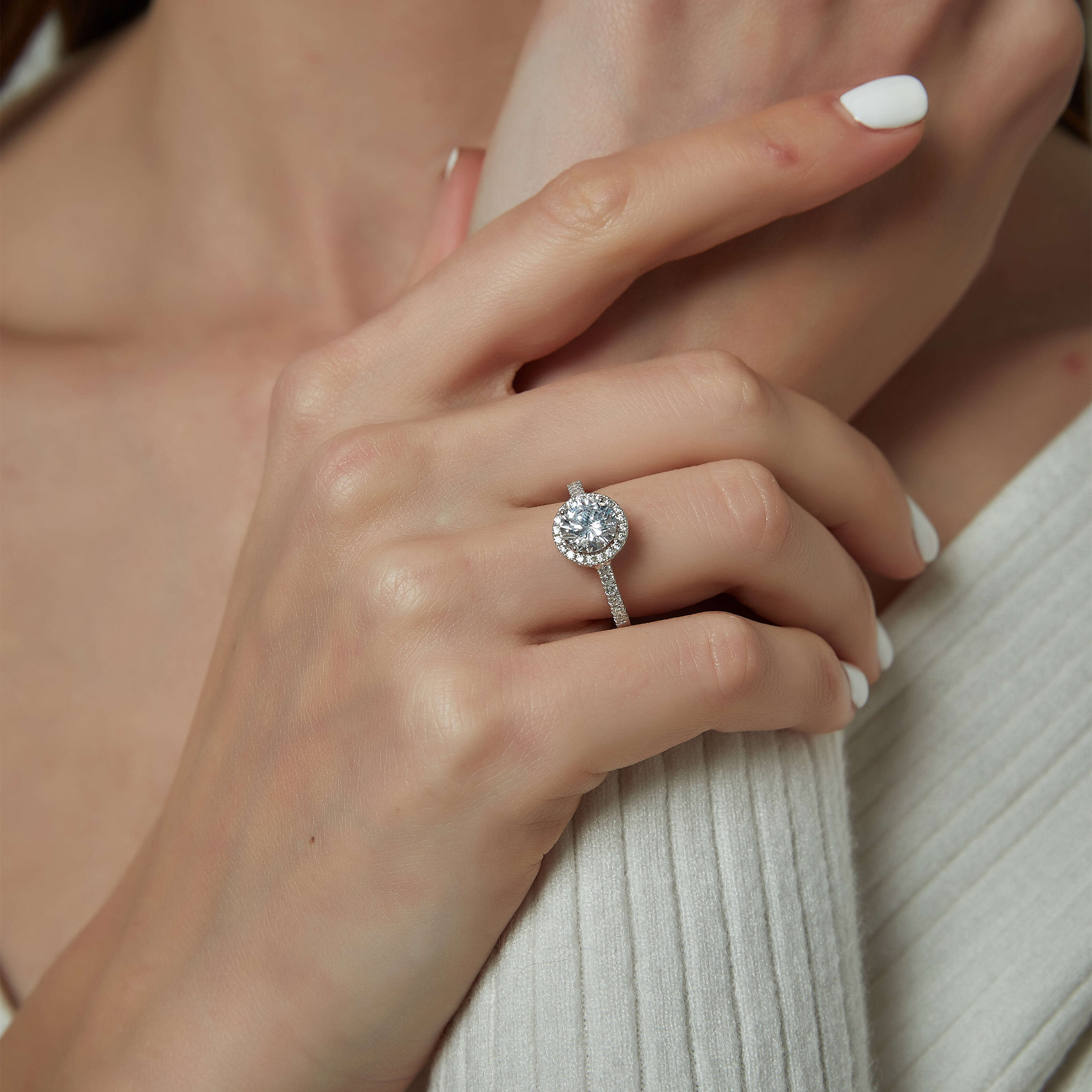 OLAN Fashion Luxury Jewelry Engagement Rings 1.2CT VVS1 Clarity Round Cut Moissanite Halo Ring 925 Sterling Silver for Women