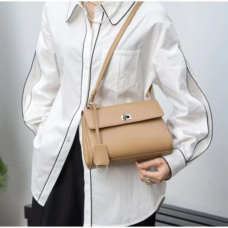2025 New Genuine Leather Messenger Fashion Shoulder Underarm Sliver Lock Brand Daily Simple Casual Versatile Bag