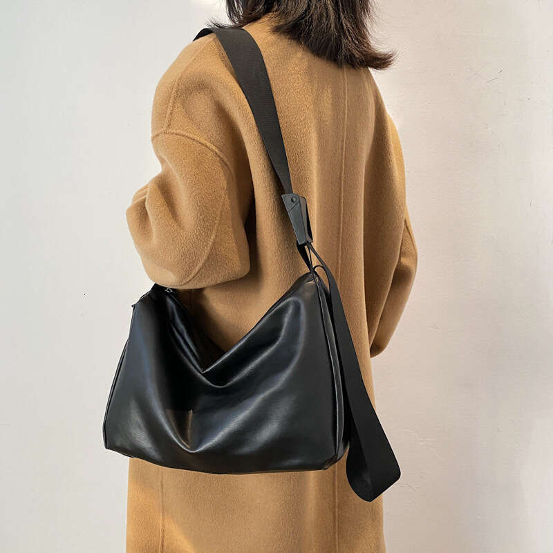 Crossbody men, trendy brand workwear, sports and fitness bag, casual ins, versatile, large capacity shoulder bag for women