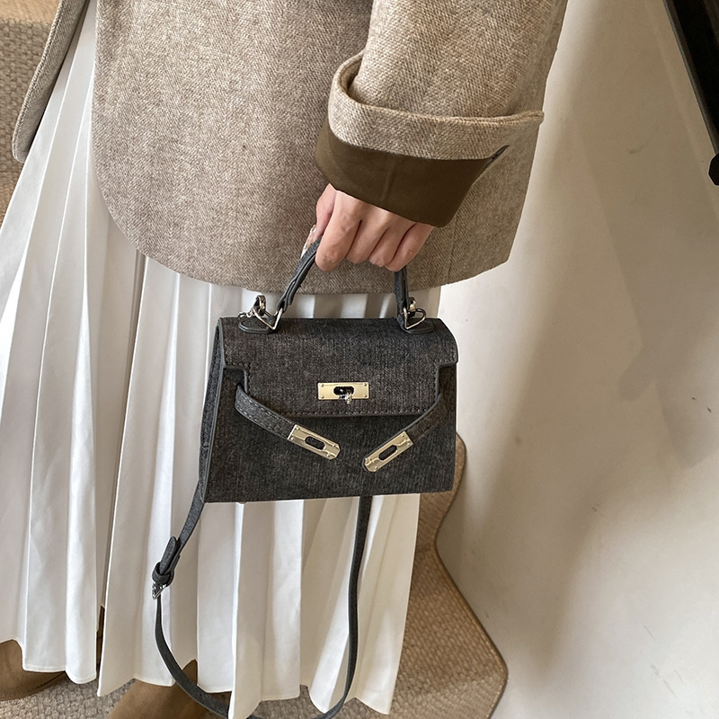 Free shipping 2025 new designer bag, fashionable and casual denim pattern, solid color handheld shoulder bag, women's daily outfit