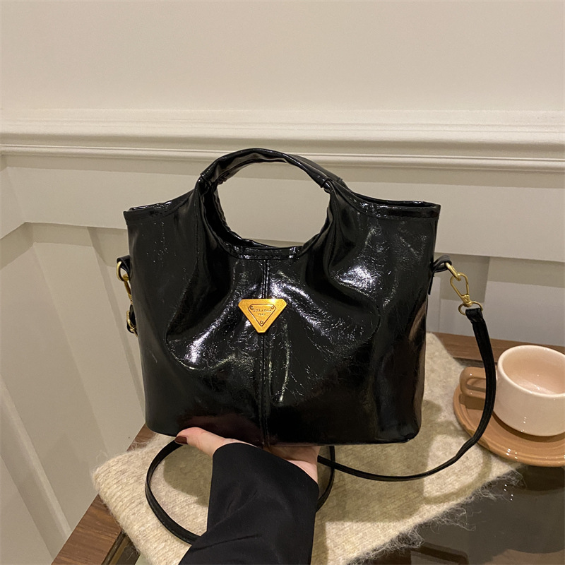 Women's tote bucket bag Women's new fashionable simple fashion bag commuting single shoulder crossbody bag 2025s hot