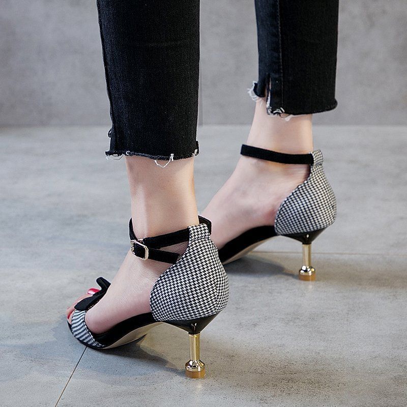 Summer versatile small fresh sandals with a fairy style 2025 new style for students. One button cat heel high heels paired with skirts