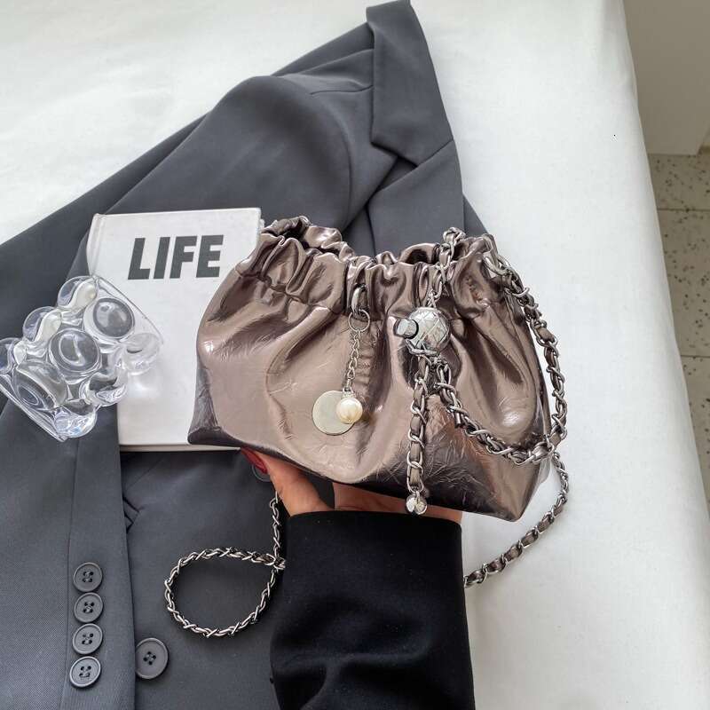 Summer haute couture, niche, versatile diagonal chain women's 2024 new silver drawstring bucket bag, cloud bag