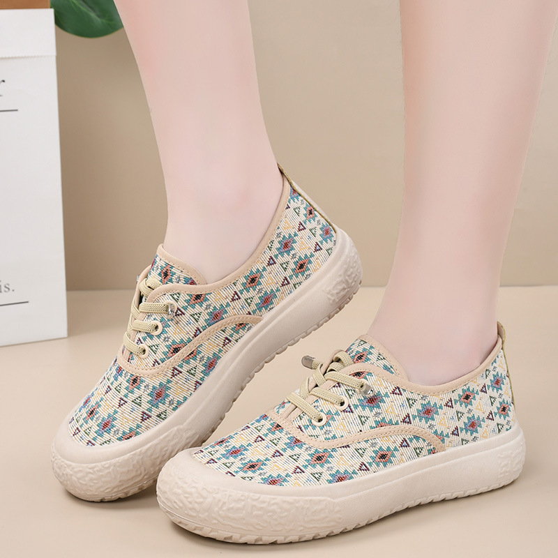 Designer Shoes 2025 Spring And Autumn New Canvas Women's Sports Shoes Breathable Casual Soft Bottom Anti Slip Board Shoes Women's One Step C