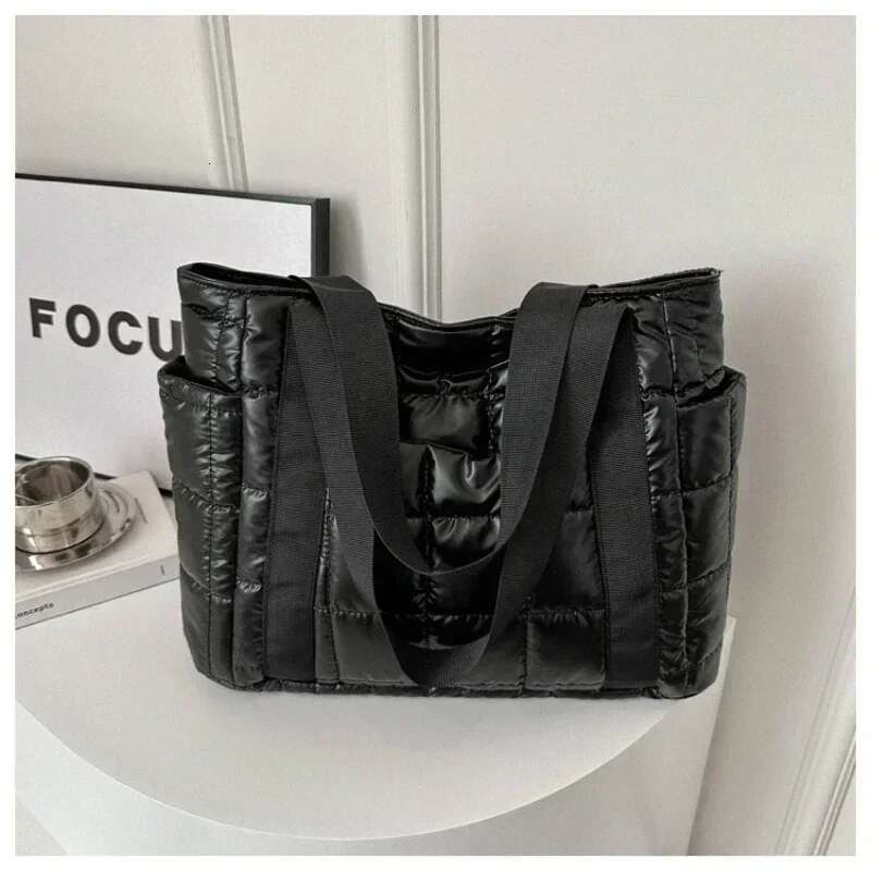 Space Padded Women Shoulder Bags for Winter 2025 Large Capacity Black Handbags Designer Nylon Cotton Warm Tote Solid