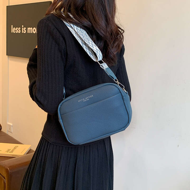 New women's with wide straps, fashionable and simple commuting casual single shoulder crossbody bag, small square bag