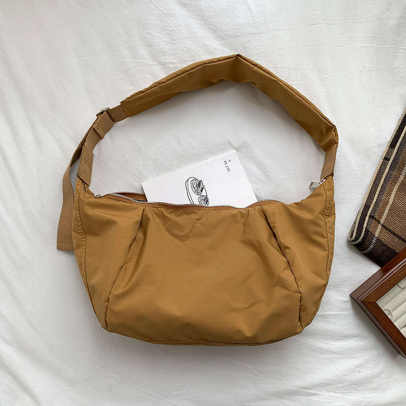Nylon dumpling with large capacity high-end feel 2024 new casual crossbody bag, simple and versatile shoulder bag for women