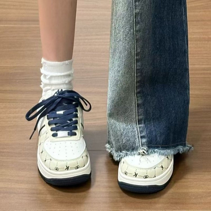 Designer Shoes For Autumn 2025 Women's Soft And Thick Soled Board Shoes New Casual And Comfortable White Shoes Women's Fashionable Printed S