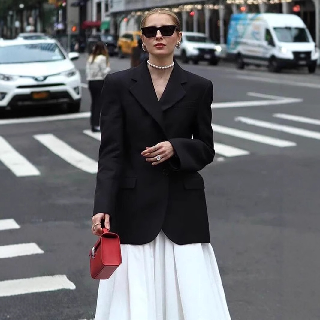 Slim fit in spring 2025, featuring V-neck waist cinching design that accentuates slimming effect. The exudes a sense of luxury and sophistication, whi