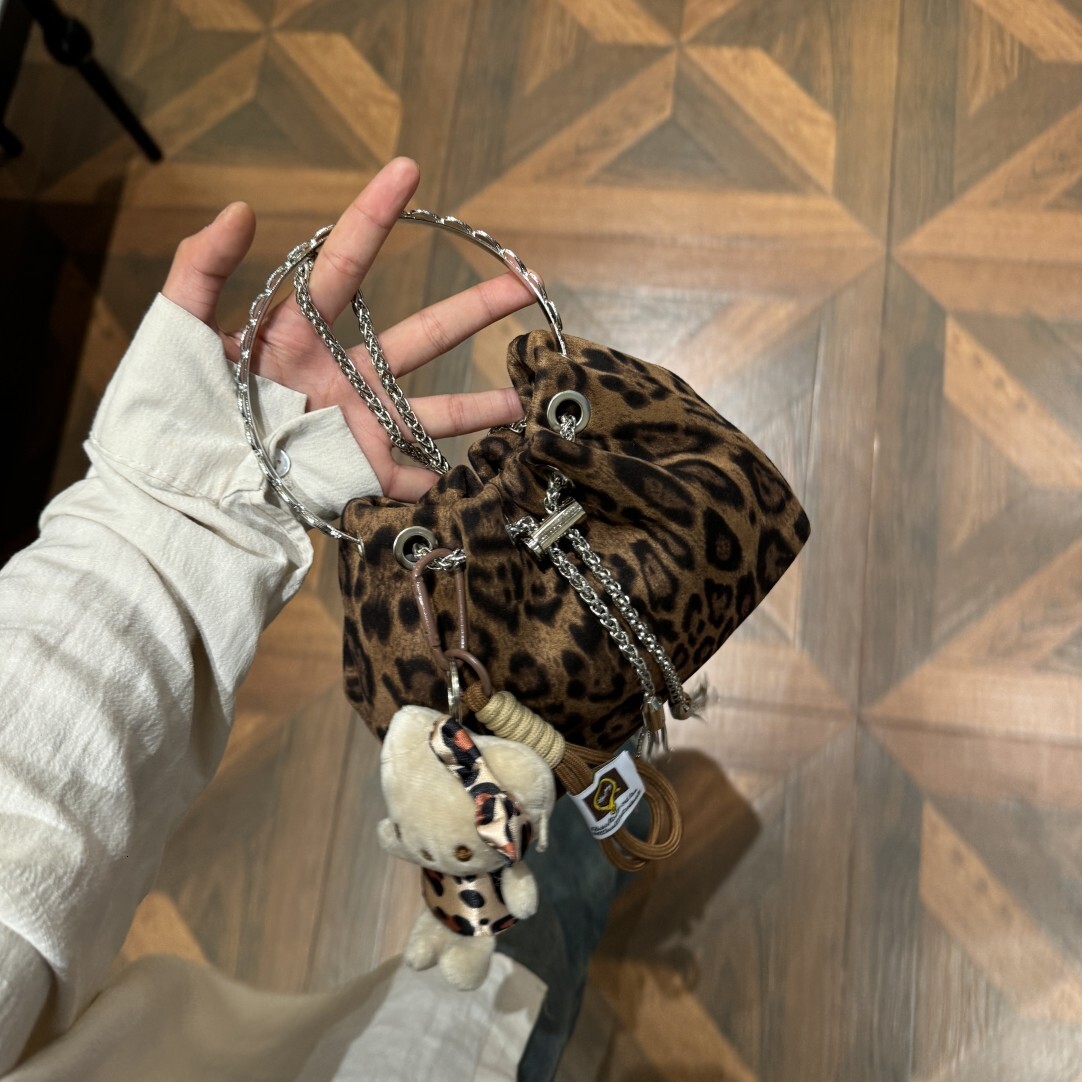 2025S Fashion Designer Leopard Print Fashionable Small For Women Autumn Winter New Item Portable Bucket Bag Stylish And Versatile Chain Crossbody Bag