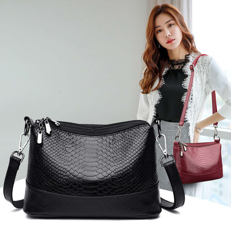 b8 Middle aged and elderly mother's 2023 new trend crocodile pattern single crossbody women's multi-layer soft leather bag, shoulder bag