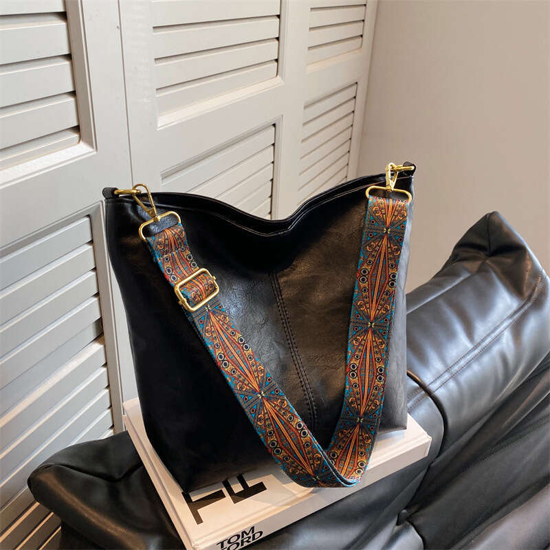 High capacity for women's spring/summer 2023 new broadband one shoulder crossbody with advanced texture commuting bucket bag