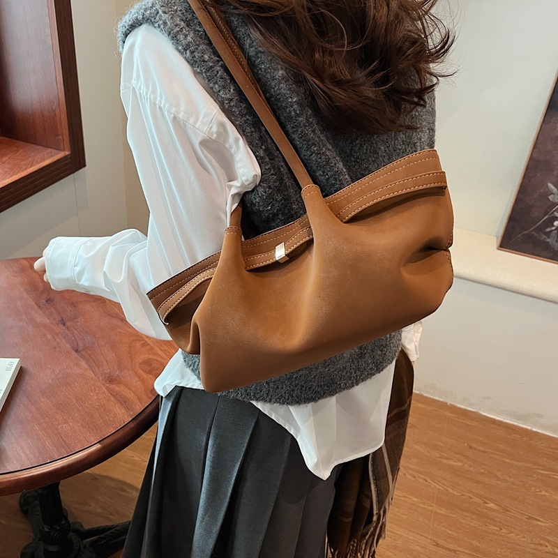 Autumn and winter 2024 new item, design, casual designer, versatile, high-end feeling, dumpling bag, niche single shoulder handbag