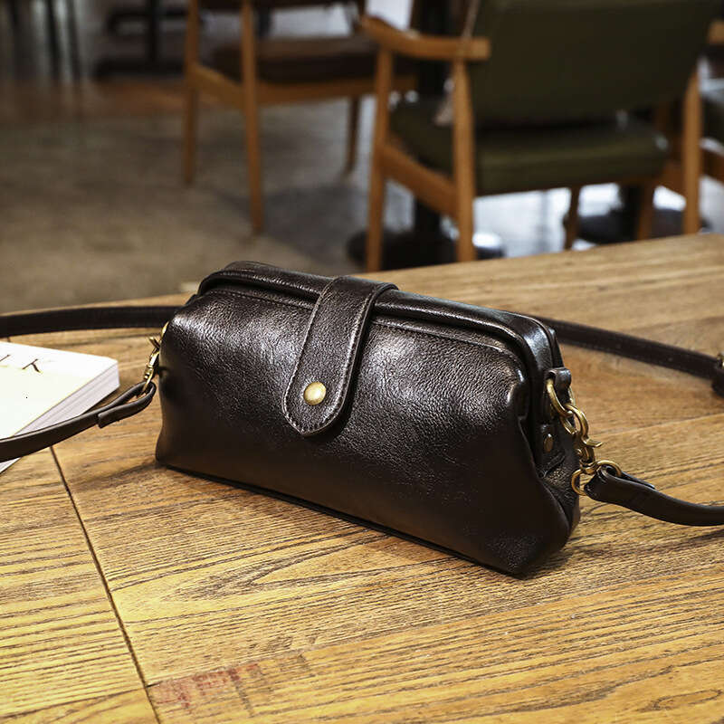 Bag Japanese and Korean mini clip for women, crossbody bag 2024 new fashion doctor bag, single shoulder phone
