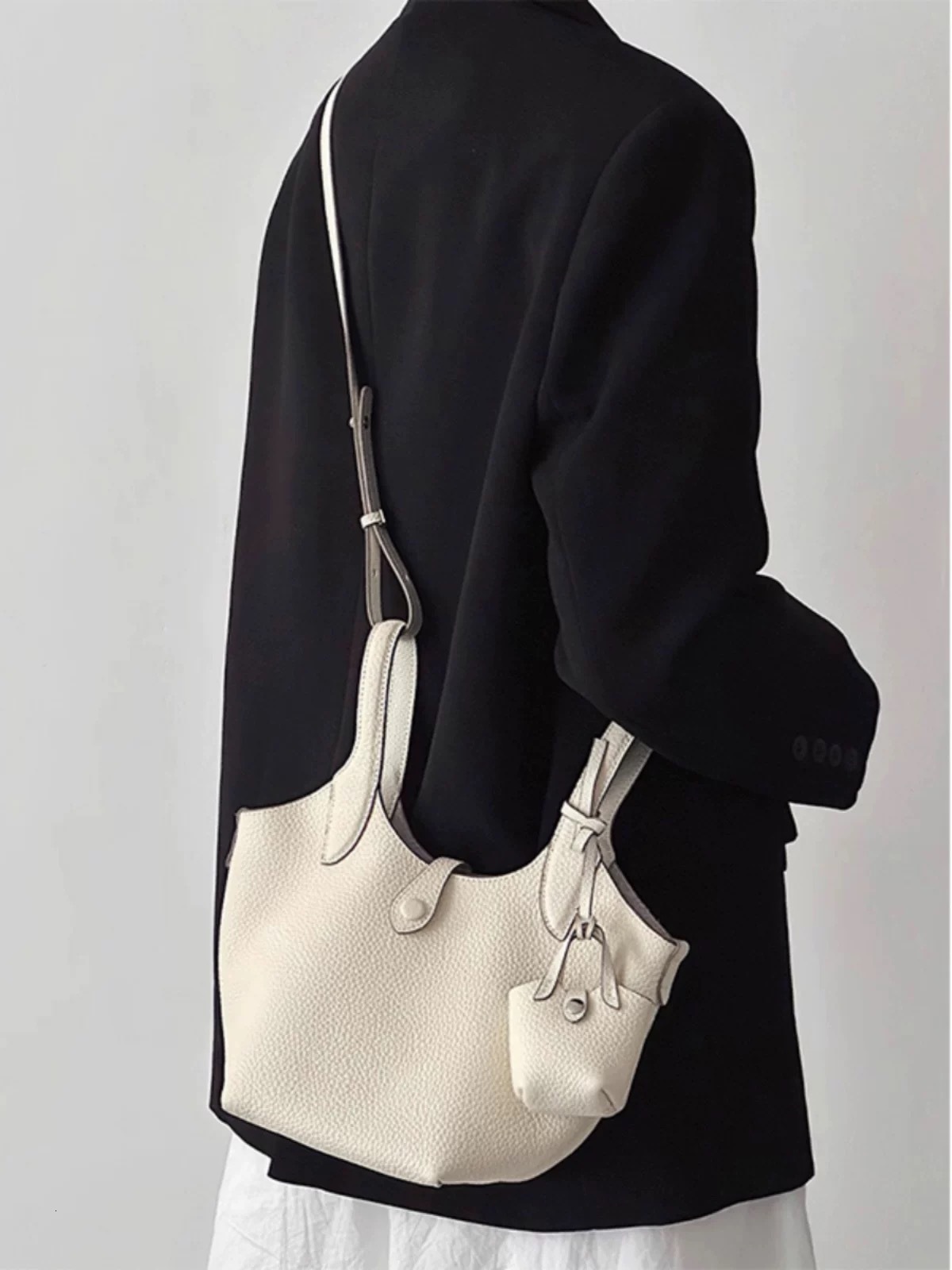 2025S Fashion Designer Handheld Vegetable Basket Bag Women S New Style Light Luxury Niche Single Shoulder Crossbody Casual Soft Leather Versatile Buck