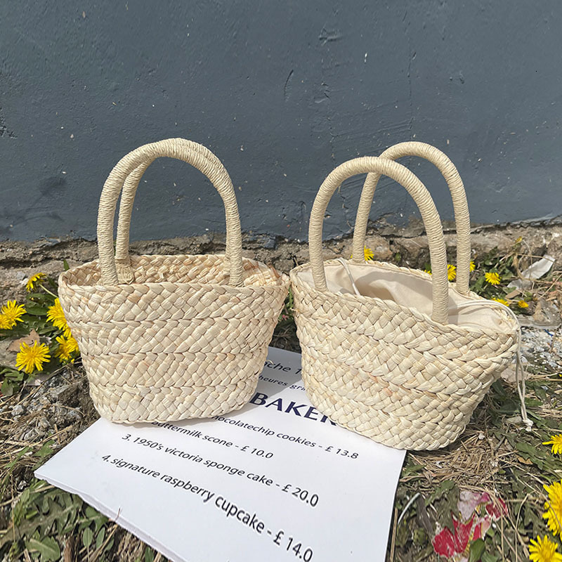 Designer 2025S fresh grass handbag new cute woven hand-held Korean style versatile small children vegetable basket bag