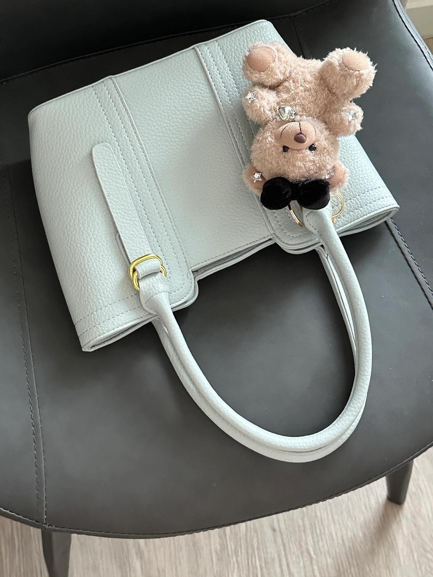 2025S Fashion Designer Handbag For Ladies New Niche Texture Shoulder High End Sensory Communication Crossbody Bag Simple Bucket Bag