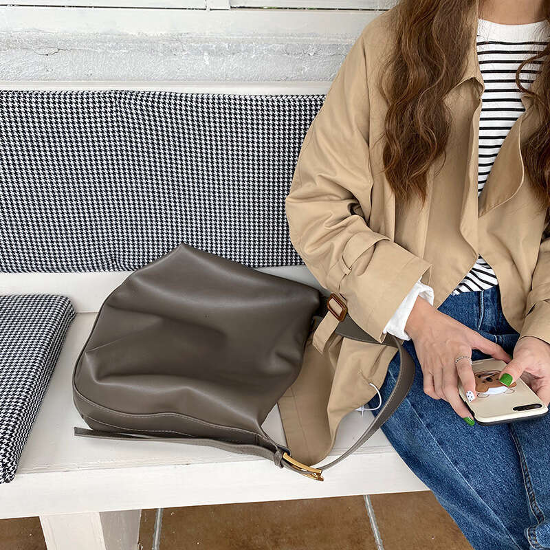 e5 Korean version daily soft collapse extremely simple style shoulder big 2025 new women's large capacity crossbody bag