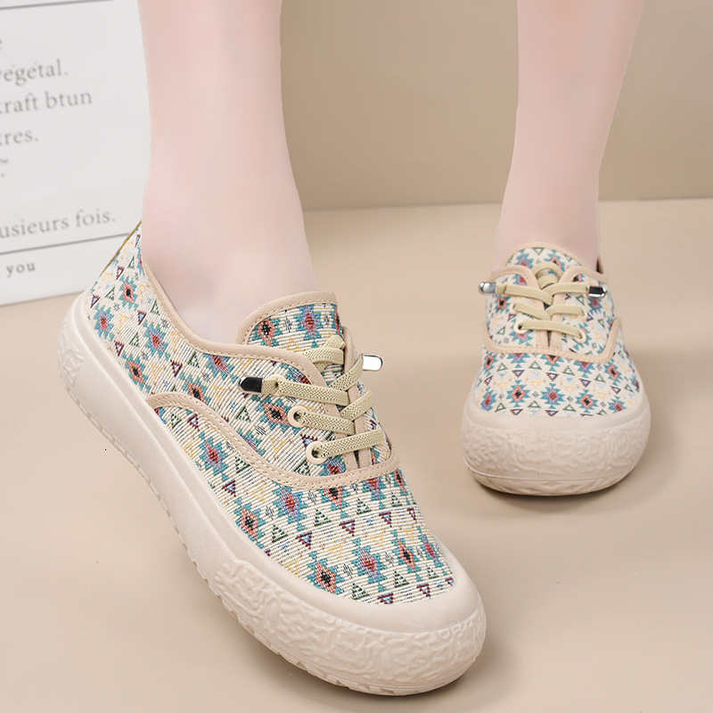 Designer Shoes 2025 Spring And Autumn New Canvas Women's Sports Shoes Breathable Casual Soft Bottom Anti Slip Board Shoes Women's One Step C