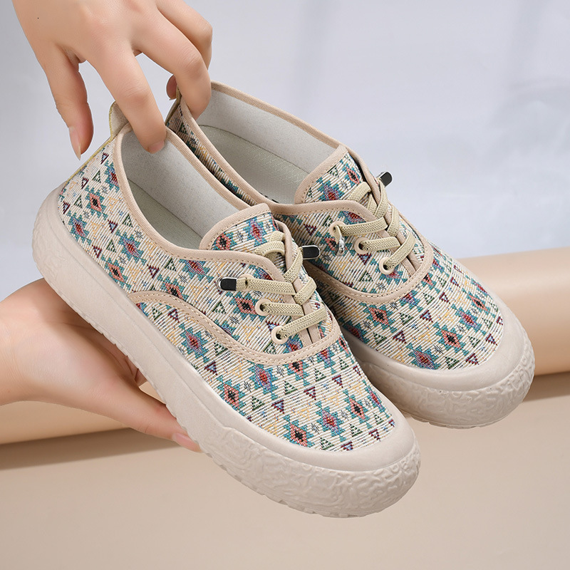 Designer Shoes 2025 Spring And Autumn New Canvas Women's Sports Shoes Breathable Casual Soft Bottom Anti Slip Board Shoes Women's One Step C