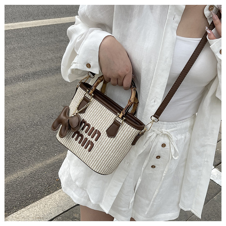 Designer 2025S New Spring Color Contrasting Grass Woven Bamboo Basket Water Bucket Handbag Fashion Shoulder Diagonal Cross Women Bag