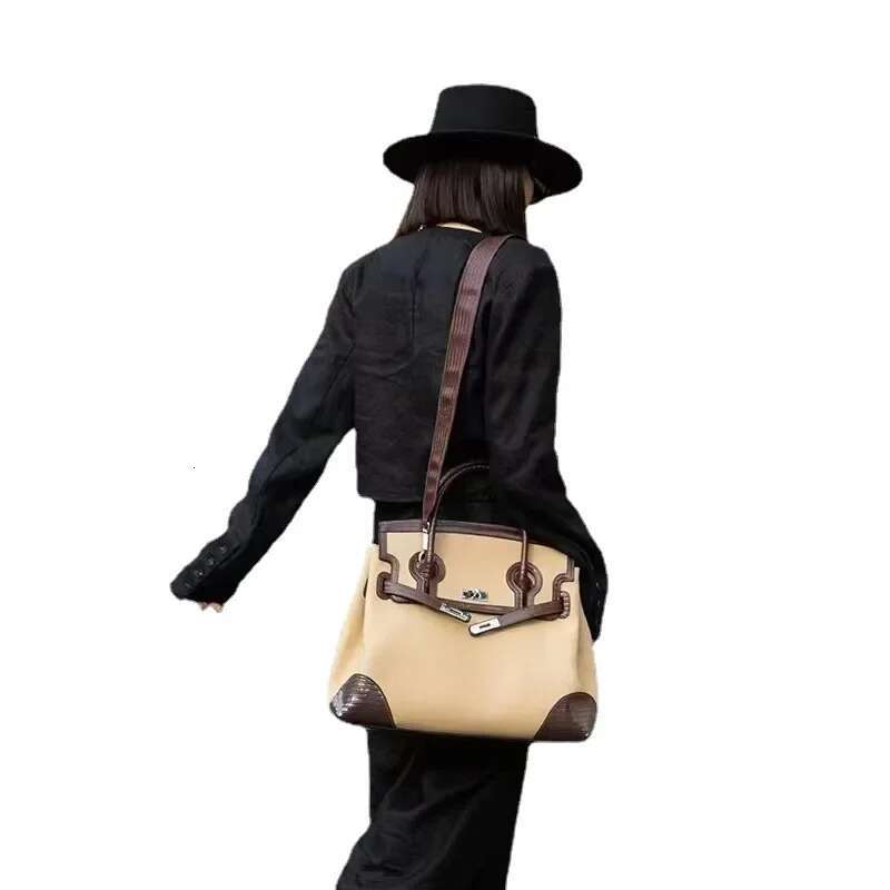 Design Classic Retro Handbag Large Capacity High-End New Commuter Travel Shoulder Bag Chic Elegant Ladies Wallet