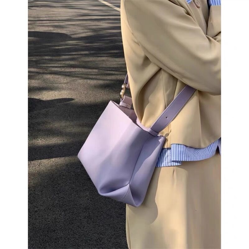 2025S Fashion Designer Small Niche High End Water Bucket For Women New Large Capacity Soft Leather Shoulder Crossbody Versatile And Simple Commuting B