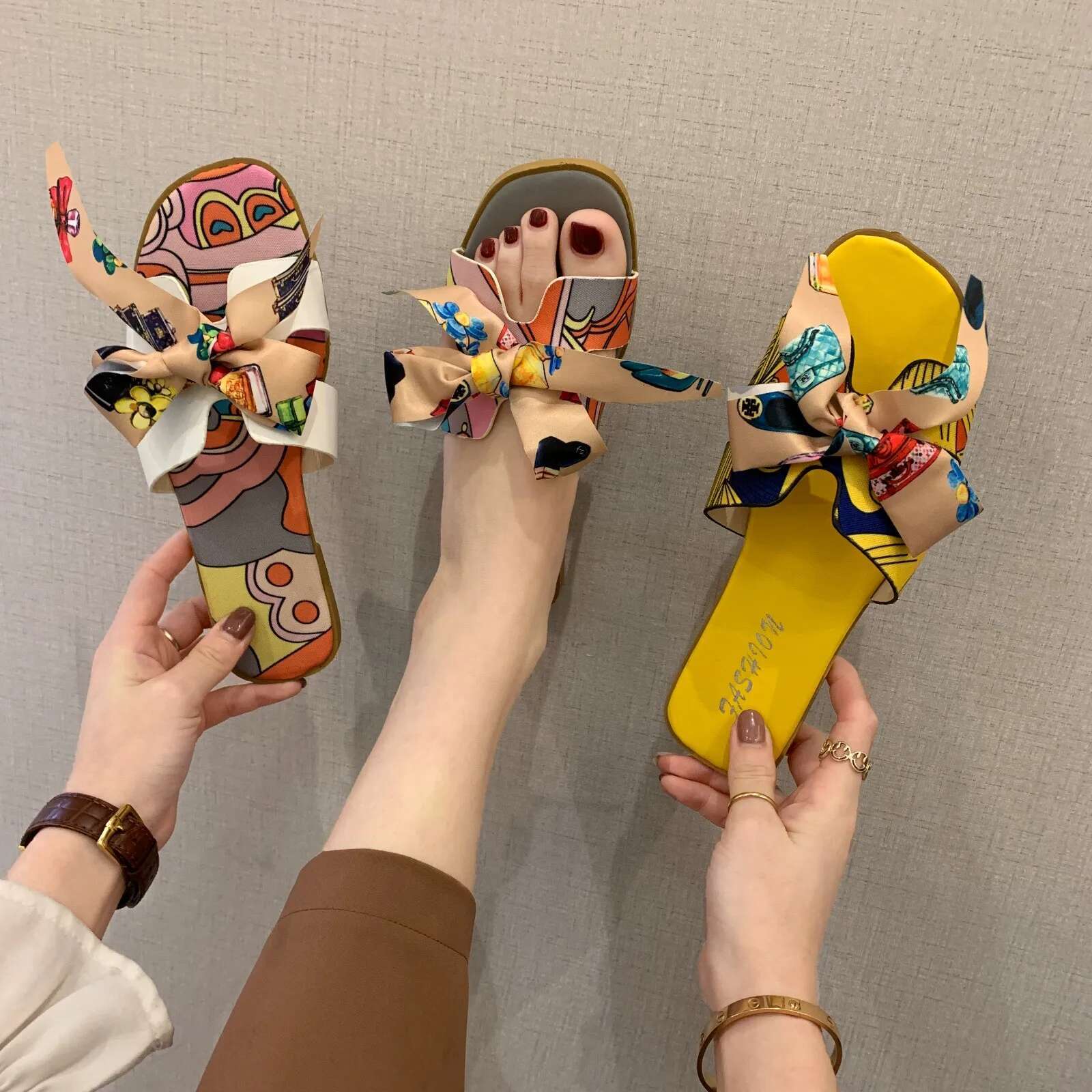 2025 Summer New Ethnic Graffiti Designer Fashion Bow Sandals Korean Edition One Word Slippers Indoor and Outdoor Beach Shoes1