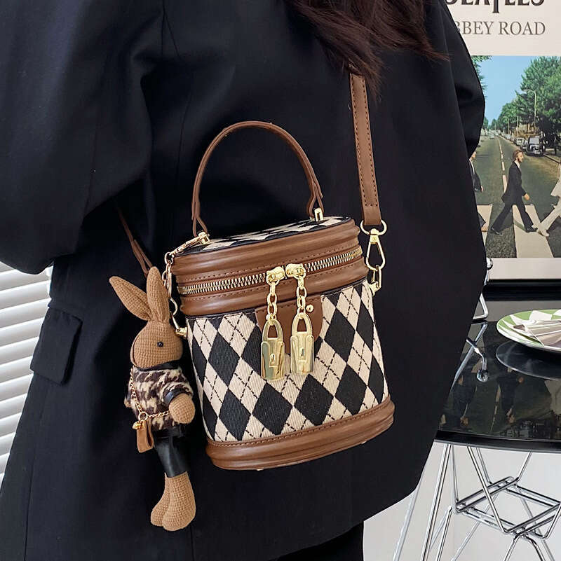 This year's popular small for women in the spring of 2025 are fashionable and niche crossbody with texture diamond grid hand-held bucket bags