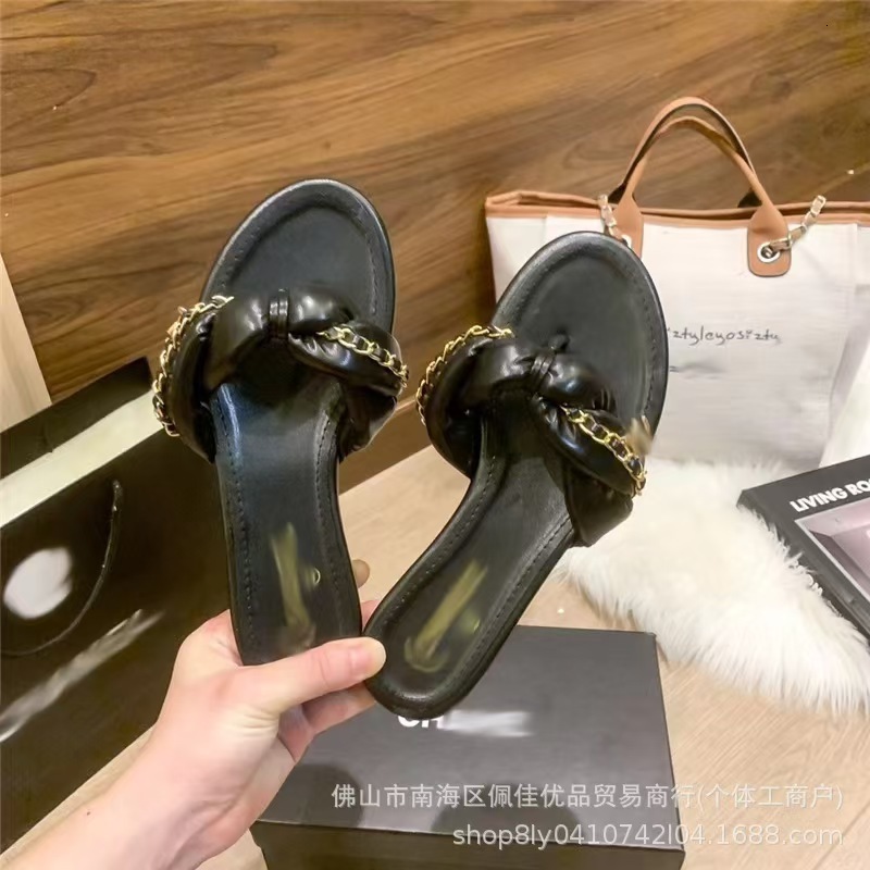 Hot selling high version 2023 new flat bottomed slippers for women wearing small fragrant herringbone metal chain sandals
