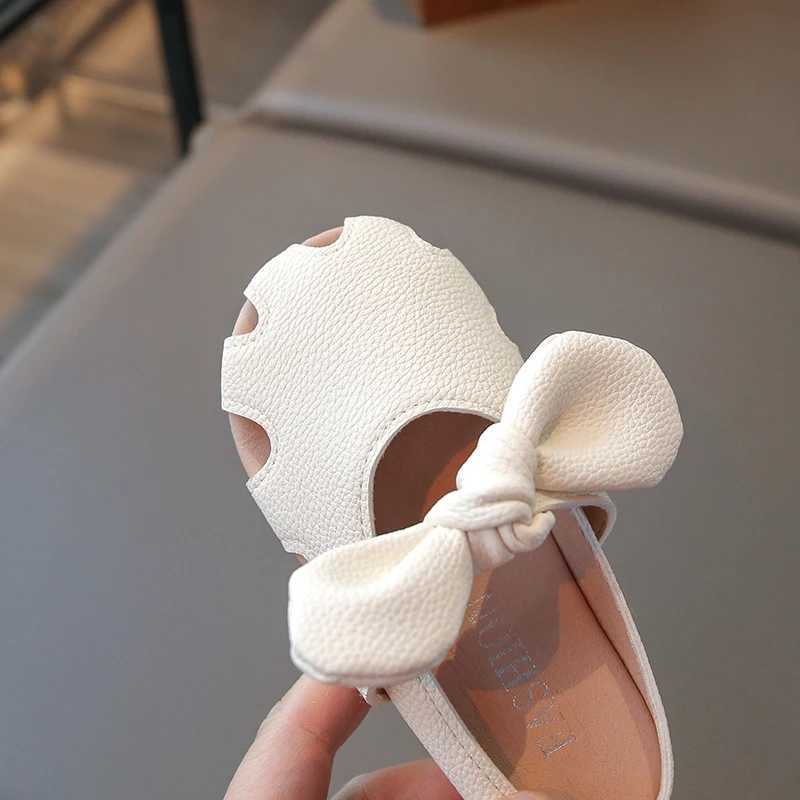 Slipper 2025 Spring/Summer New Childrens Slide Suitable for Girls Simple Leather Princess Shoes Soft and Breathable Coat Cute Bow S25326
