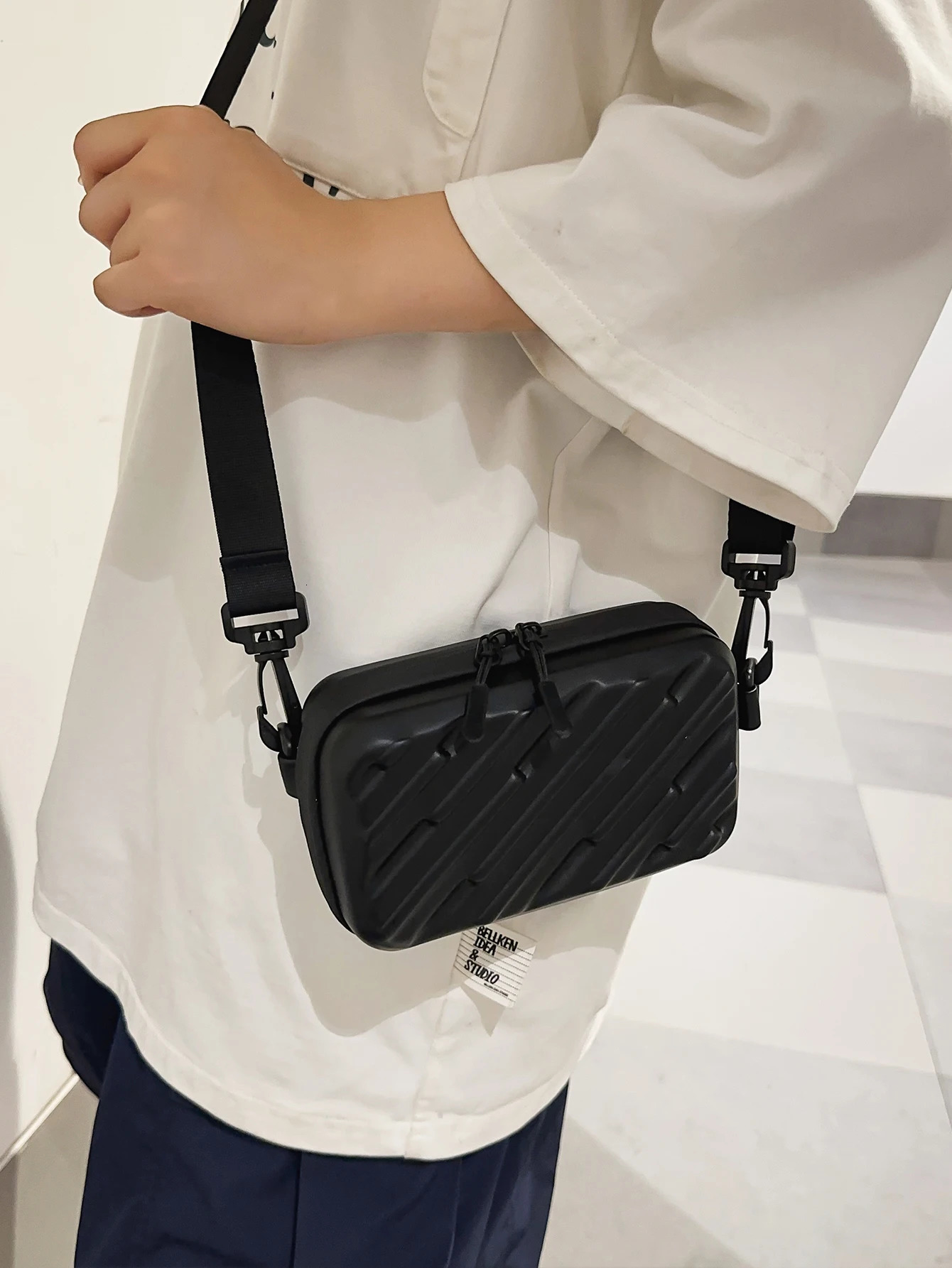Mens simple and lightweight luggage fashionable meteor shower diagonal shoulder bag black pressed shell mens cross body 250326