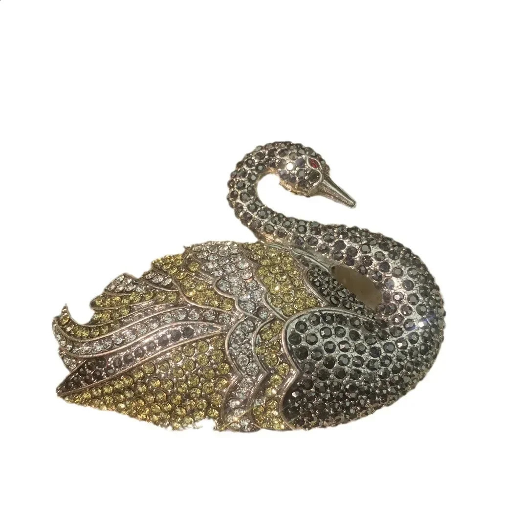 Medieval Vintage vintage black swan inlaid with Czech diamonds high-quality badge brooch 250326