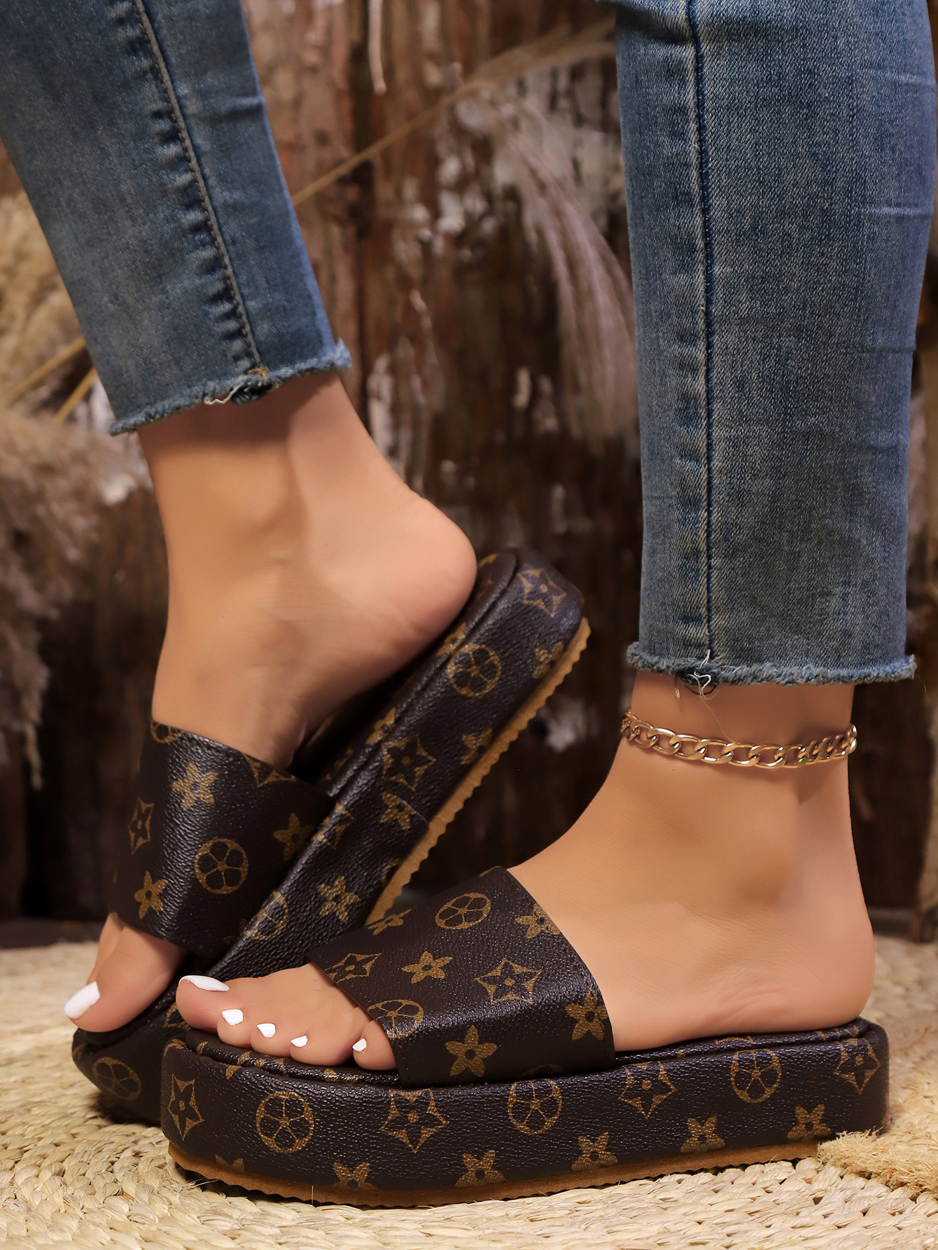 2025 summer new arrival round head hot printing outside wearing beach female flip-ps large size flat platform slippers plus Size 43