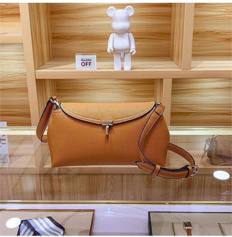 Small high-end T-shaped buckle with large capacity single shoulder crossbody versatile commuter handbag, underarm bag, women's 2025 new style, ch