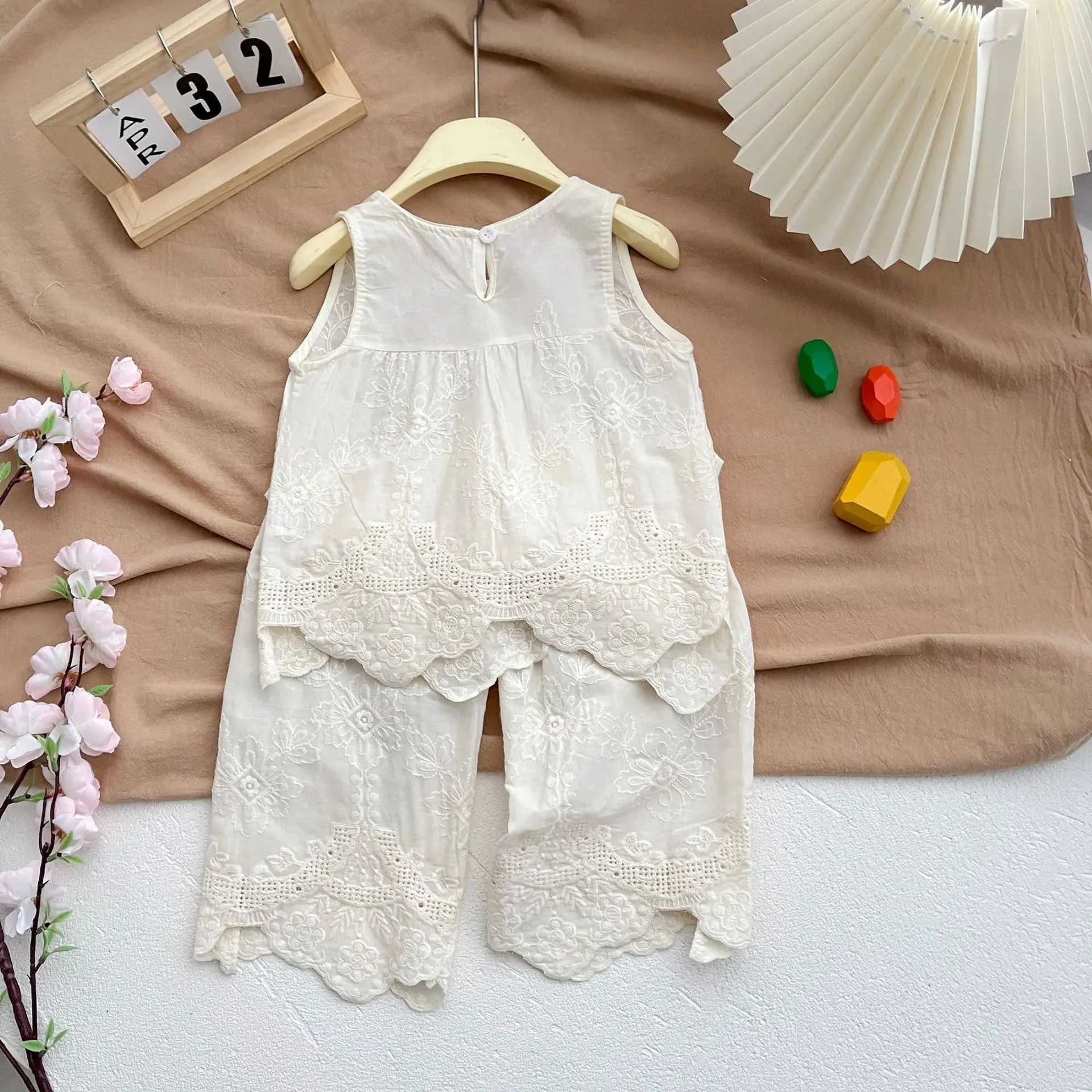 Girls Summer Set 2024 New Embroidered Top and Lace Pants Lightweight Two piece Casual and Comfortable Outdoor Clothing for ChildrenT250327