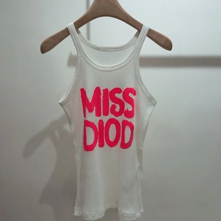 Top 25 Womens Sexy Vests in the Year of Snake Early Spring Limited Edition Letter Graffiti Printed White Ribbon Knitted Vest for Women 250326
