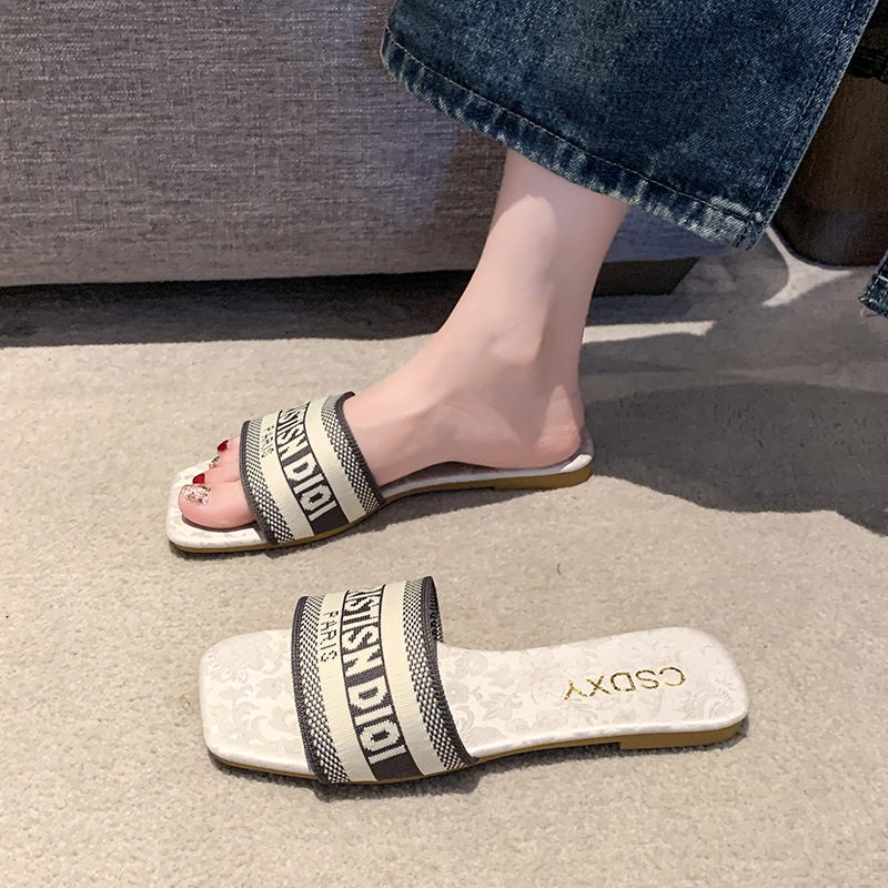 Free Shipping 2025 new designer sandals slippers flat Square toe casual embroidery sandals slides womans sandal outdoor Slipper woman shoes szie 36-42