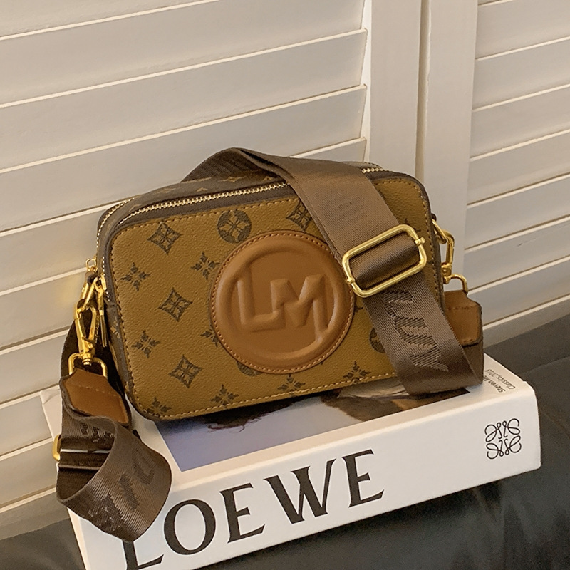 Free shipping 2025 New designer bag Fashion printed letter single shoulder crossbody bag high-grade texture daily match for women