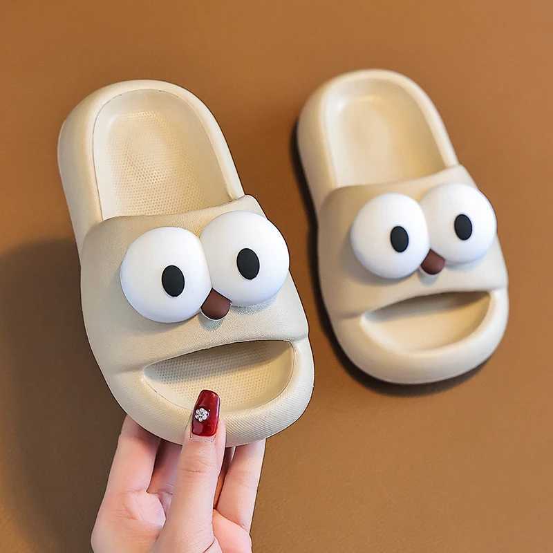 Slipper A pair of cartoon big eyes outline the anti slip soft bottom slider and the cloud like home slider has a thick bottom to f S25326