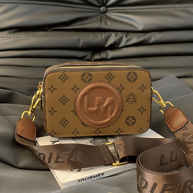 Free shipping 2025 New designer bag Fashion printed letter single shoulder crossbody bag high-grade texture daily match for women