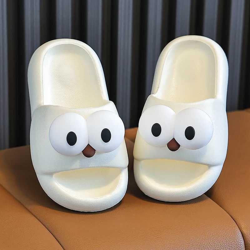 Slipper A pair of cartoon big eyes outline the anti slip soft bottom slider and the cloud like home slider has a thick bottom to f S25326