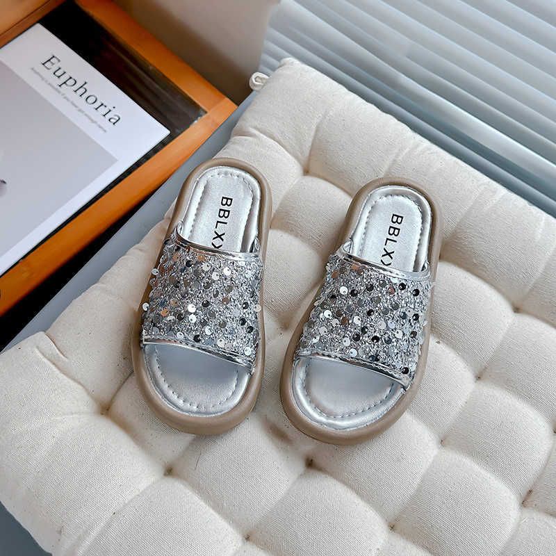 Slipper Girls slippers for womens outdoor wear 2024 summer new fashionable silver sequins soft sole anti slip straight sandals S25326